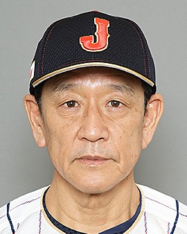 Japanese national baseball team manager Hideki Kuriyama (L) chats