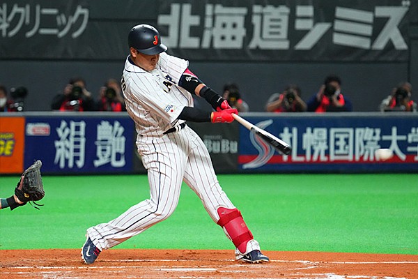 岡本和真の逆転打や村上宗隆の3試合連続本塁打などで