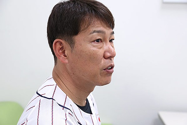409-8-14 JAPAN U12監督　井端弘和氏　中日選手時代のユニフォーム 成長するためのきっかけに」 U-12代表・井端弘和監督が思い描く