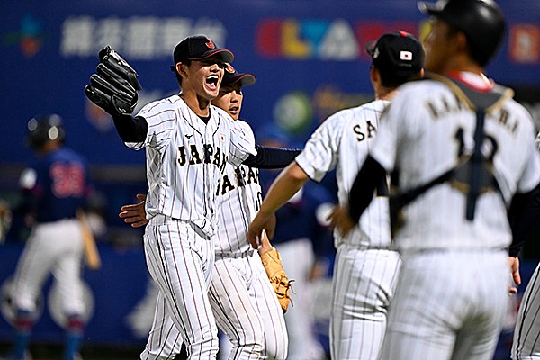 チャイニーズ・タイペイとの白熱の投手戦を濱本遥大のスクイズで制して