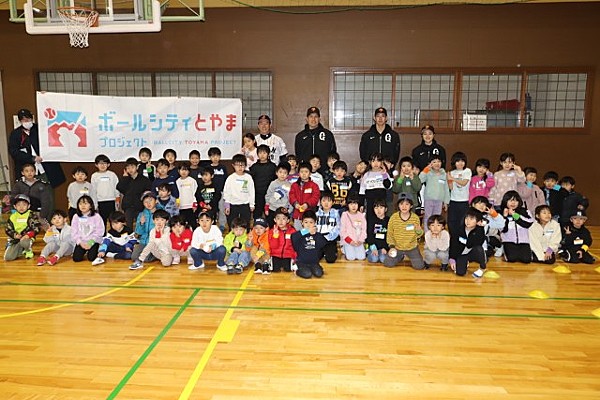 井端弘和監督が未就学児や小学1年生への野球体験イベントに参加