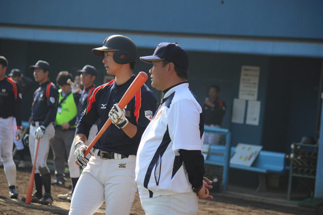 選手に話かける善波達也代表監督