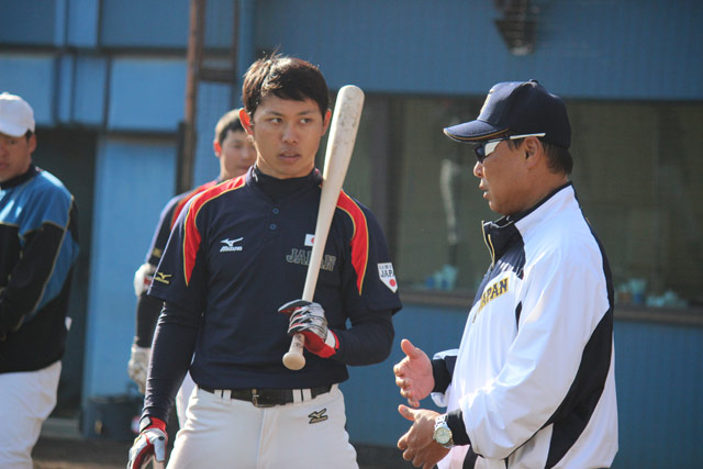 首脳陣と打撃について話し合う高山俊選手(明治大)