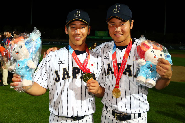吉田正尚外野手(青山学院大)と北村祥治内野手(亜細亜大)