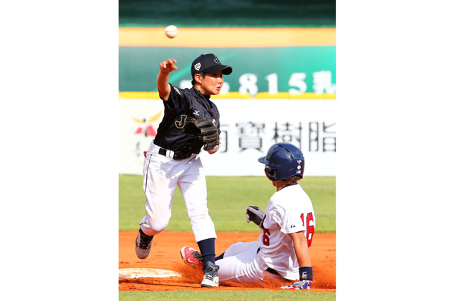 二塁封殺から一塁へ送球する、池田凌真選手(市原ポニー)