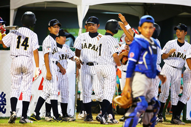 得点後に出迎える仁志監督と侍ジャパンナイン
