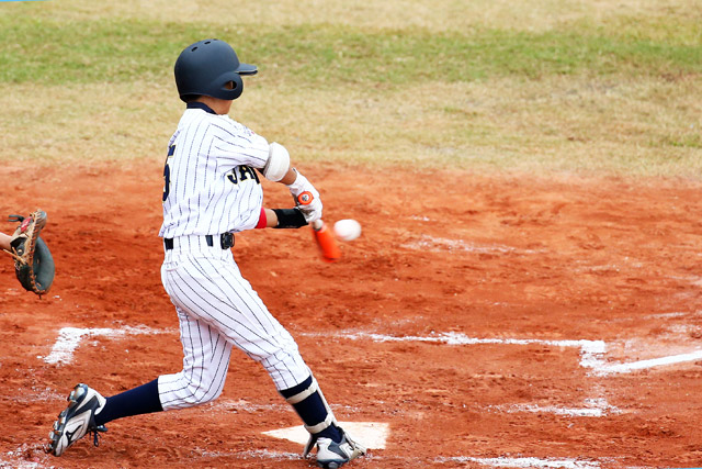 先制の犠飛を放つ井坪朝陽選手(八王子リトルリーグ)