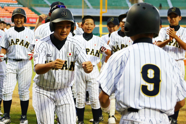 今村選手を迎え入れる廣瀬永貴選手(ひたちなかリトルリーグ)
