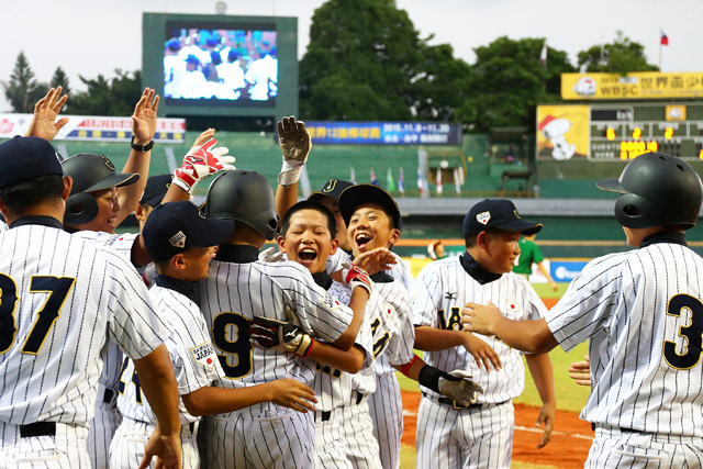 勝利の喜びを分かち合う侍ジャパンU-12代表