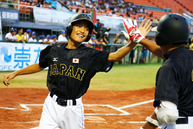 初回、生還する浜岡陸選手(加古川リトルリーグ)