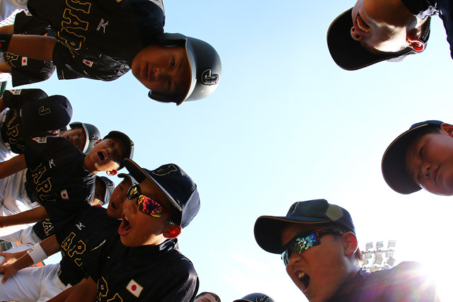 円陣を組んで気合を入れる侍ジャパンU-12代表