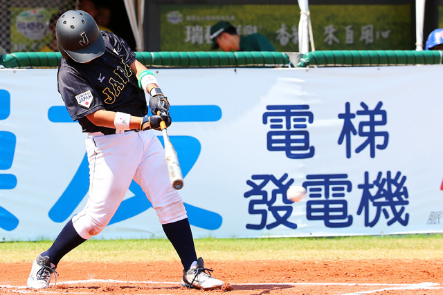 タイムリーを放つ西岡義晴選手(大阪東淀川ボーイズ)