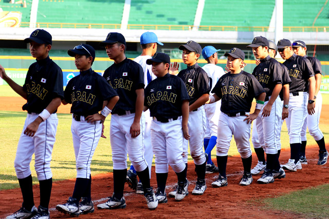 キューバ選手と健闘を称えあう侍ジャパンU-12代表