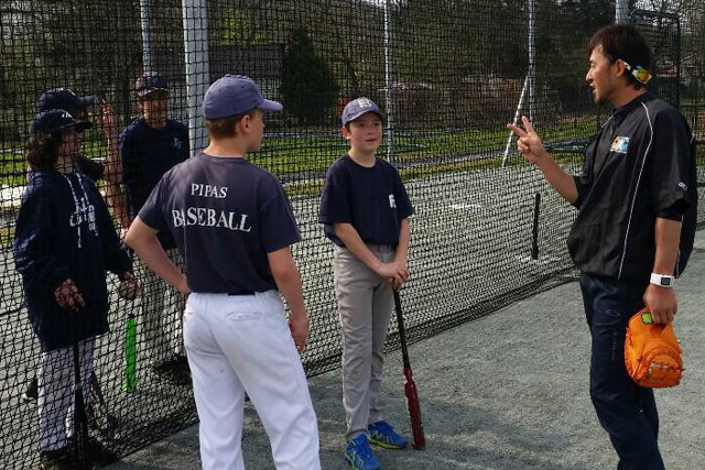 チェコの子供たちに野球を教える田久保選手