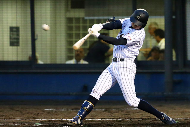 走者一掃のタイムリーを放つ勝俣翔貴(東海大菅生)