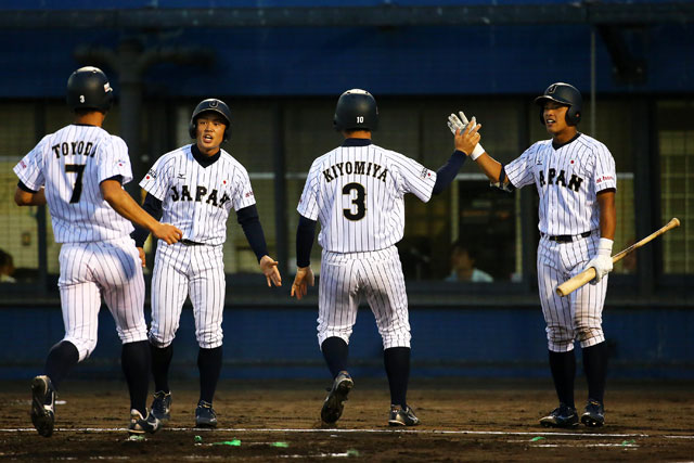 ホームインする清宮幸太郎(早稲田実)と豊田寛(東海大相模)