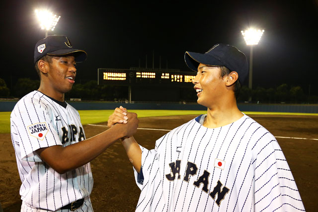 6回を2安打無失点の上野翔太郎(中京大中京)と、この日2安打を放ったオコエ瑠偉(関東一)