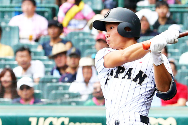 初回、チーム初ヒットを放った津田翔希(浦和学院)