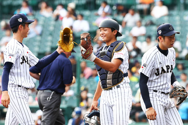 5番手の森下暢仁(大分商)が最後の打者を抑え、郡司裕也(仙台育英)とハイタッチ