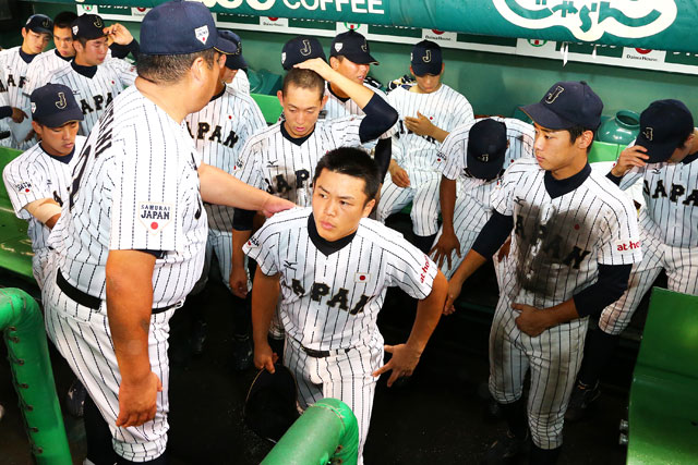 試合終了後、表彰式へ向かう選手たち