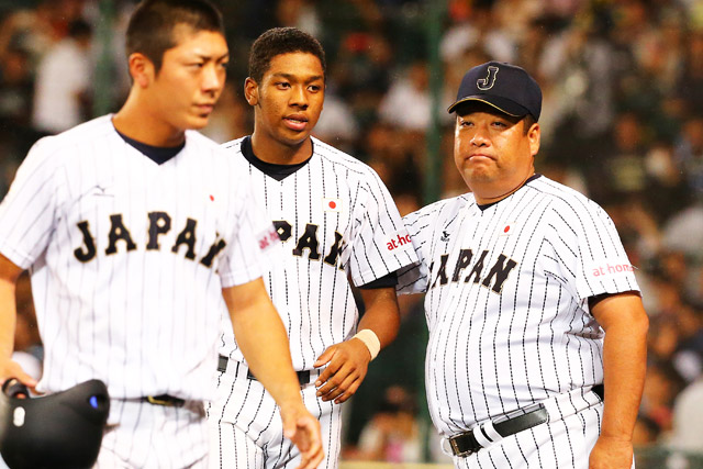 選手を称える西谷監督