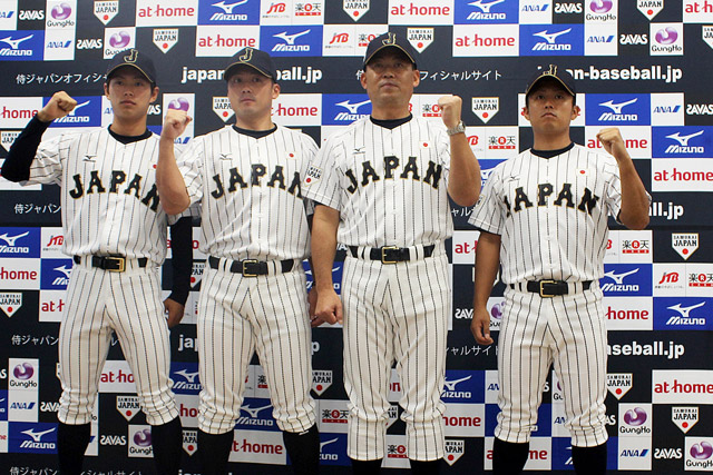 左から山岡泰輔選手、多幡雄一選手、安藤強監督、渡邉貴美男選手