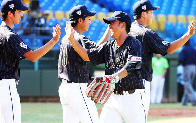 快勝し、笑顔でハイタッチをする選手