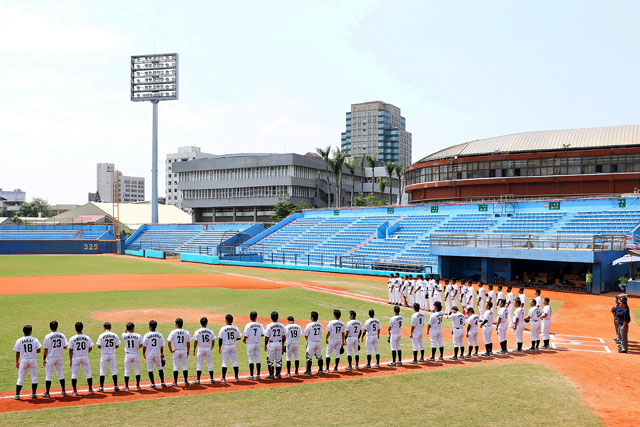 試合開始前の代表選手たち