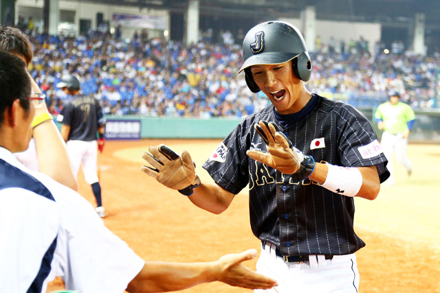 多幡のタイムリーで生還した西川龍馬(王子)