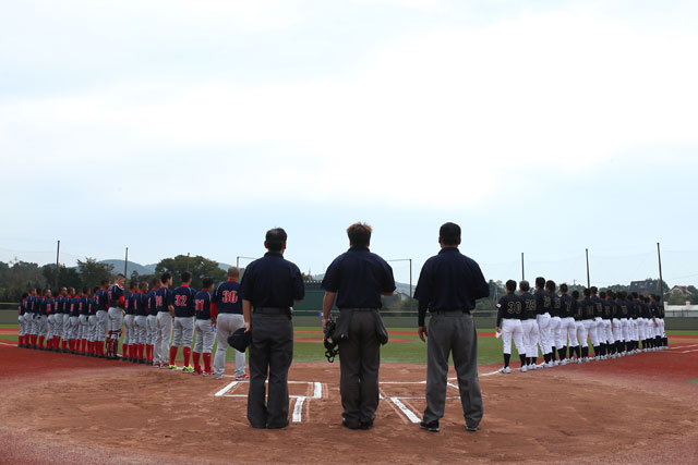 侍ジャパンU-15代表、試合前に整列し国歌斉唱