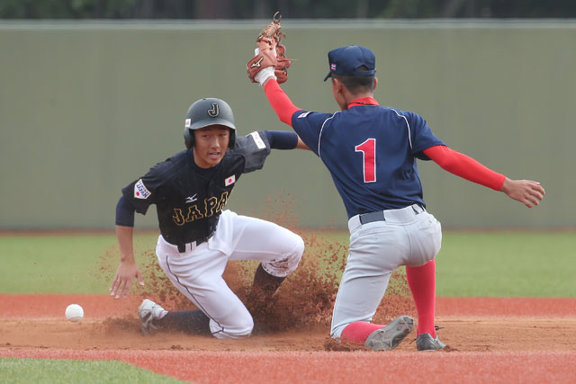 初回、二盗を決める阿部大夢(宮城県仙台育英学園秀光中等教育)