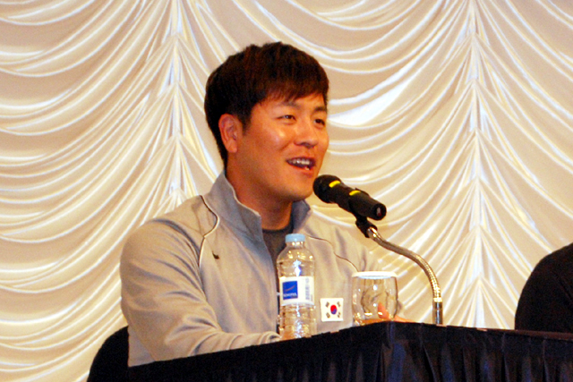 笑顔で抱負を語るカン・ミンホ捕手