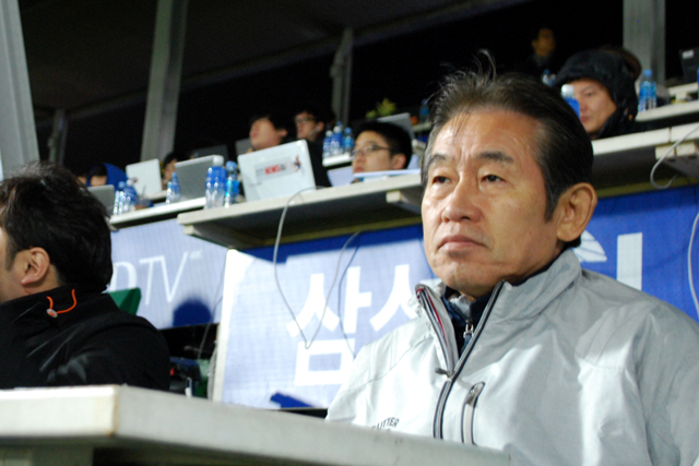 韓国シリーズを視察する、野球日本代表・鹿取義隆投手コーチ