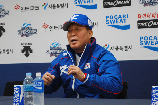 予選通過を目標に掲げるキム・インシク監督