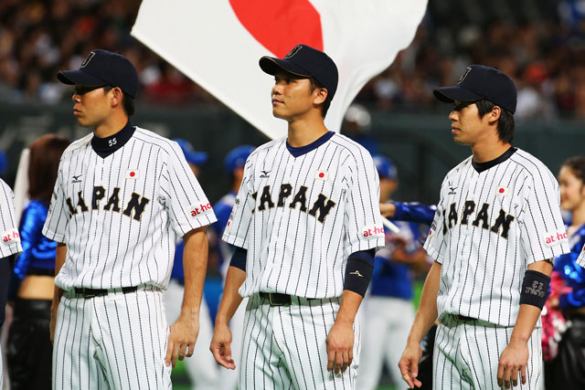 試合前のセレモニーに臨む