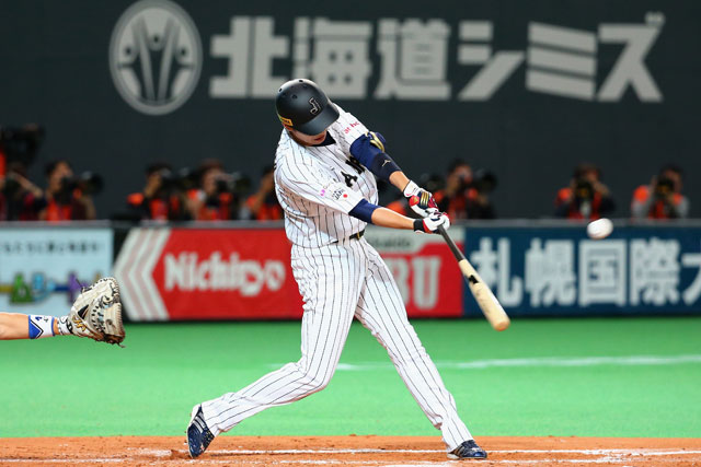 6回裏、レフトポール際へソロホームランを放った坂本勇人選手(読売)