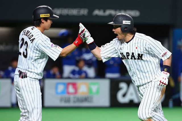 2回裏、松田宣浩選手(福岡ソフトバンク)をハイタッチで迎える山田哲人選手(東京ヤクルト)