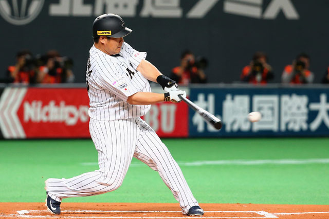 チーム初ヒットを放った中村剛也選手(埼玉西武)