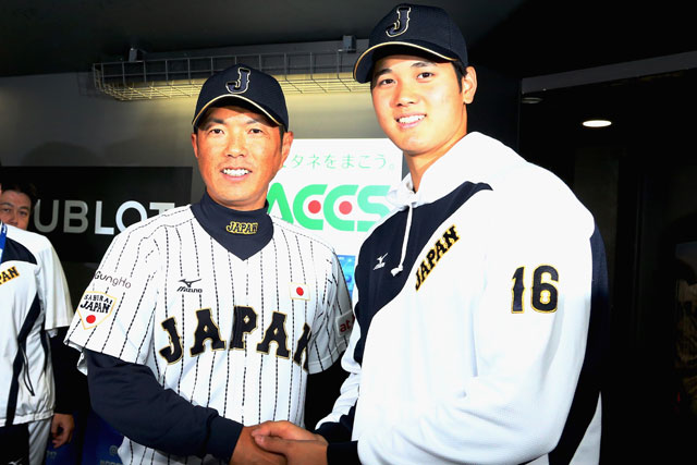 勝利投手となった大谷投手は小久保監督と握手