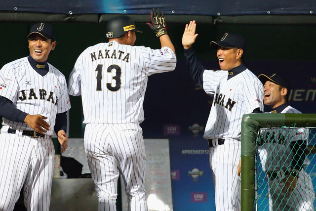 2回ツーランホームランを放った中田翔選手(北海道日本ハム)を迎える小久保裕紀監督