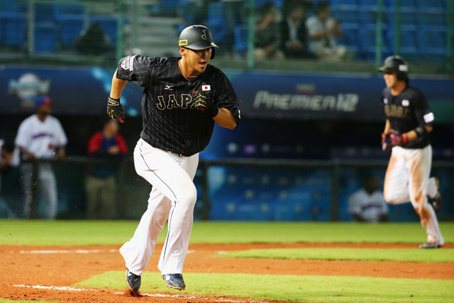 8回表 勝ち越しのタイムリーヒットを放った中田選手