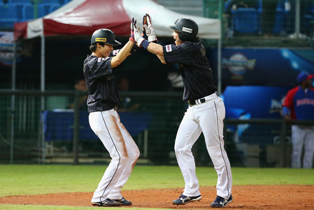 8回表 逆転のホームを踏んだ山田哲人選手(東京ヤクルト)と松田宣浩(福岡ソフトバンク)