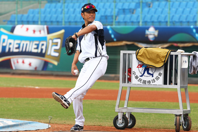 バッティング練習で投球する小久保裕紀監督