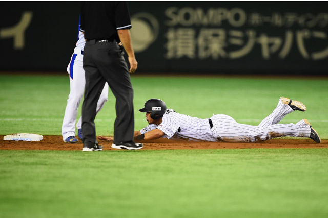 5回裏 中田翔(北海道日本ハム)が盗塁を成功させる