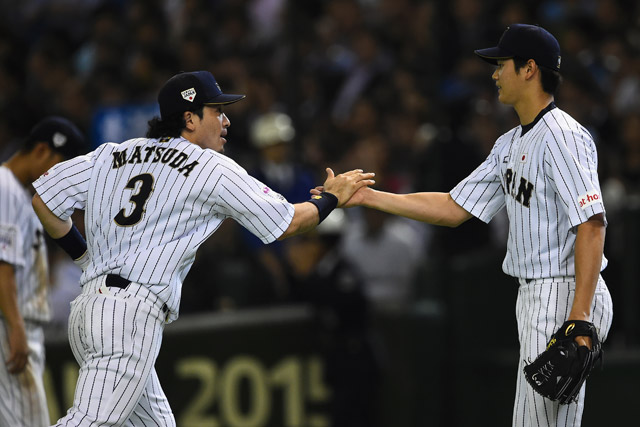 5回表 好守備をみせた松田宣浩(ソフトバンク)と大谷投手