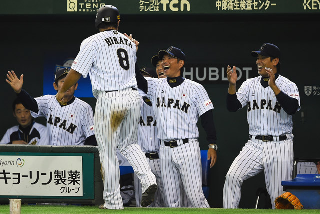 4回裏 先制のタイムリーを放った平田良介(中日)を笑顔で迎えるナイン