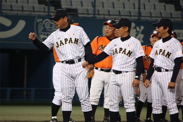 試合前セレモニーで選手を迎える左から吉村 禎章監督・西原 透友コーチ・田中 直樹コーチ