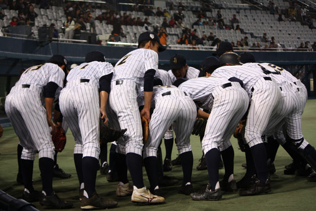 試合前に円陣を組む侍ジャパンU-15