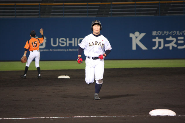 6回裏・右飛で二塁からタッチアップで三塁へ向かう5番・野村 大樹(大阪福島リトルシニア)