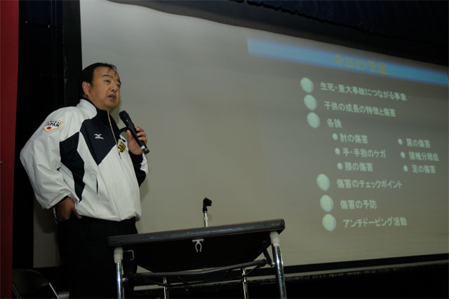 ケガの予防などを講演する渡邊幹彦氏